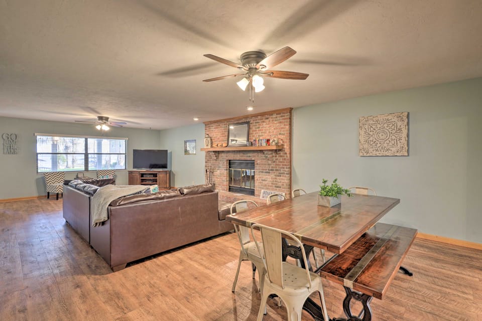 20 Mi to UF Campus: Santa Fe Lake Escape w/ Dock! House in Florida