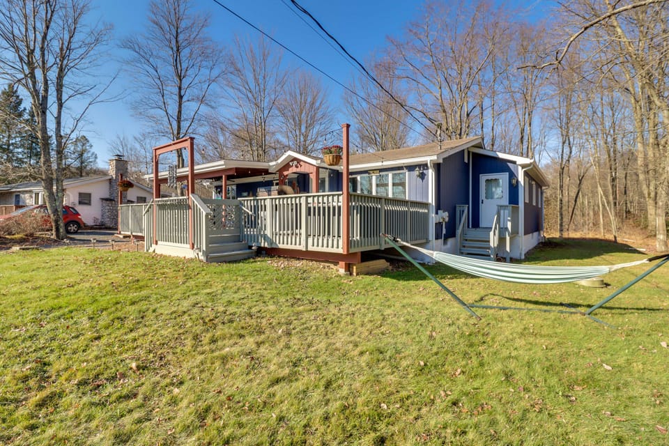 Lake View, Hot Tub, Fire Pit! Poconos Fall Getaway House in Coolbaugh Township