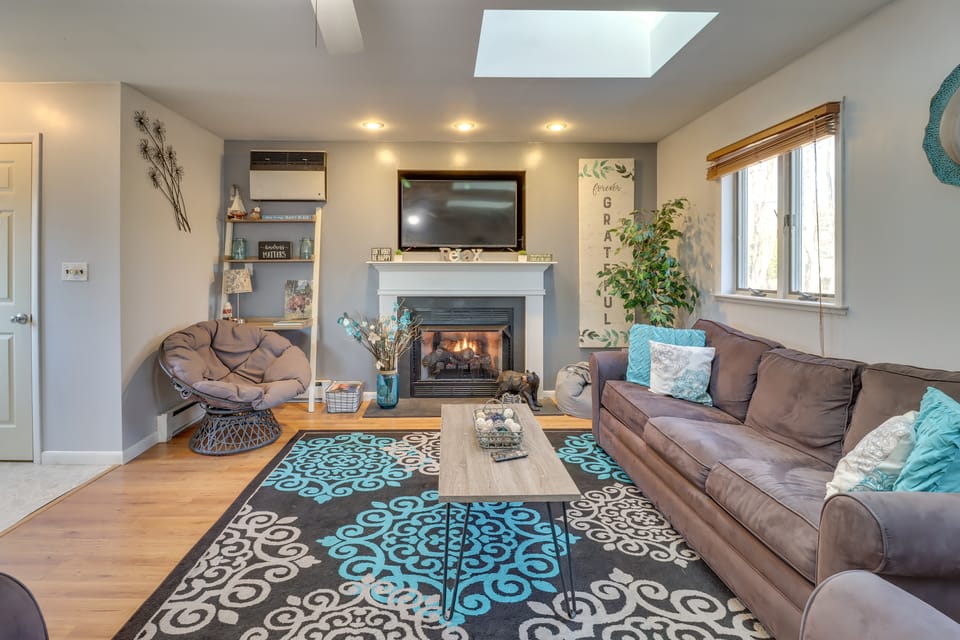 Happy Place by the Lake w/ Fire Pit: Walk to Beach House in Coolbaugh Township
