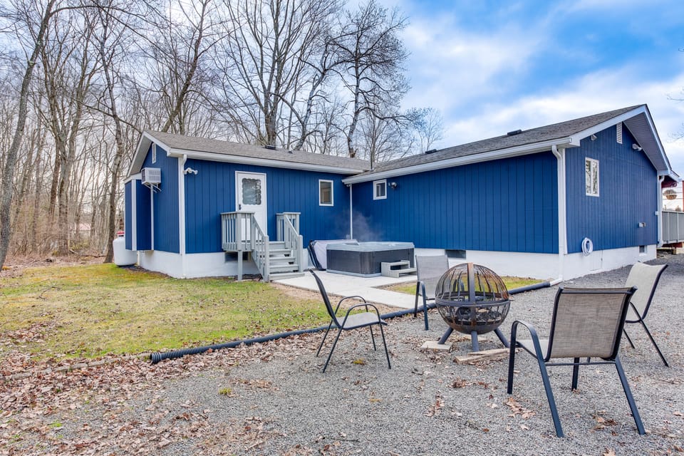 Lake View, Hot Tub, Fire Pit! Poconos Fall Getaway House in Coolbaugh Township