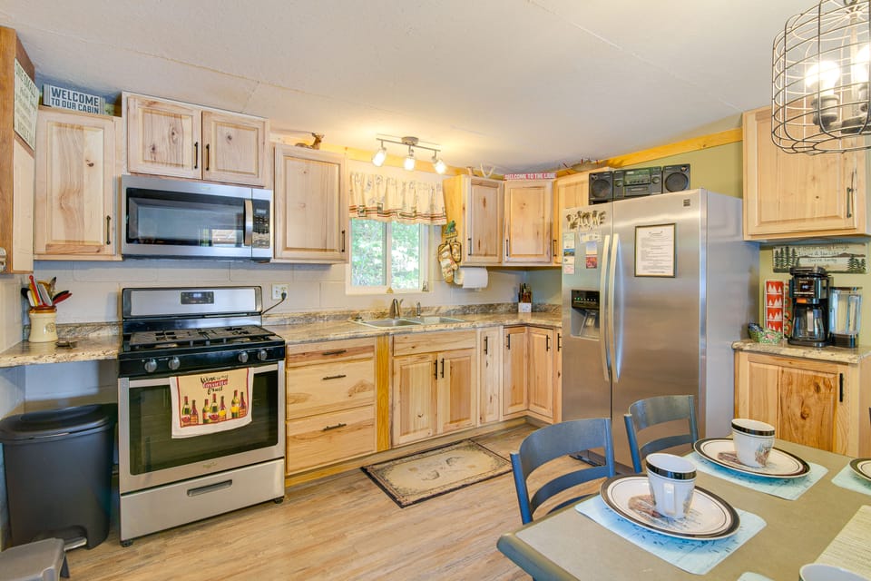Waterfront Bull Shoals Lake Cabin w/ Deck + Views! House in Missouri