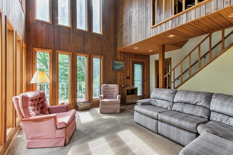 Waupaca Lakefront Home w/ Pool Table & Dock! House in Wisconsin