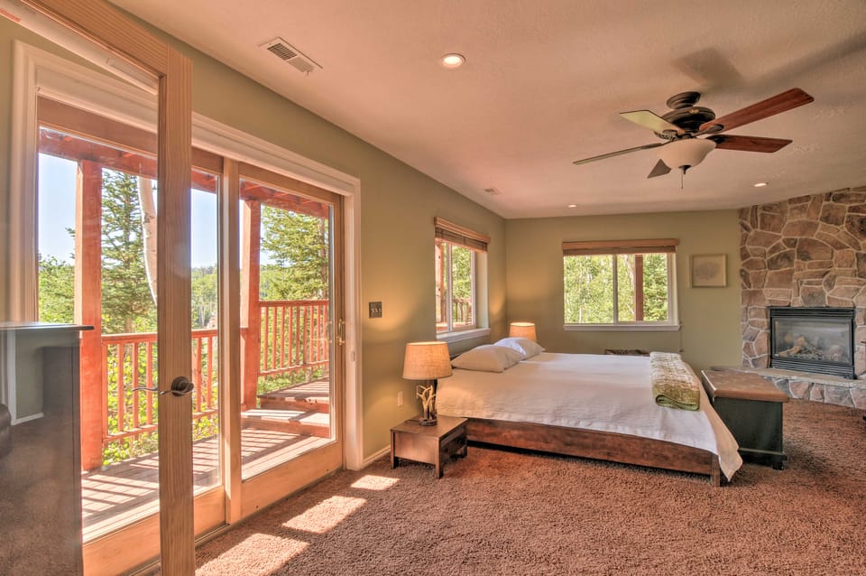< 1 Mi to Brian Head Resort: Mtn-View Gem w/ Deck House in Brian Head