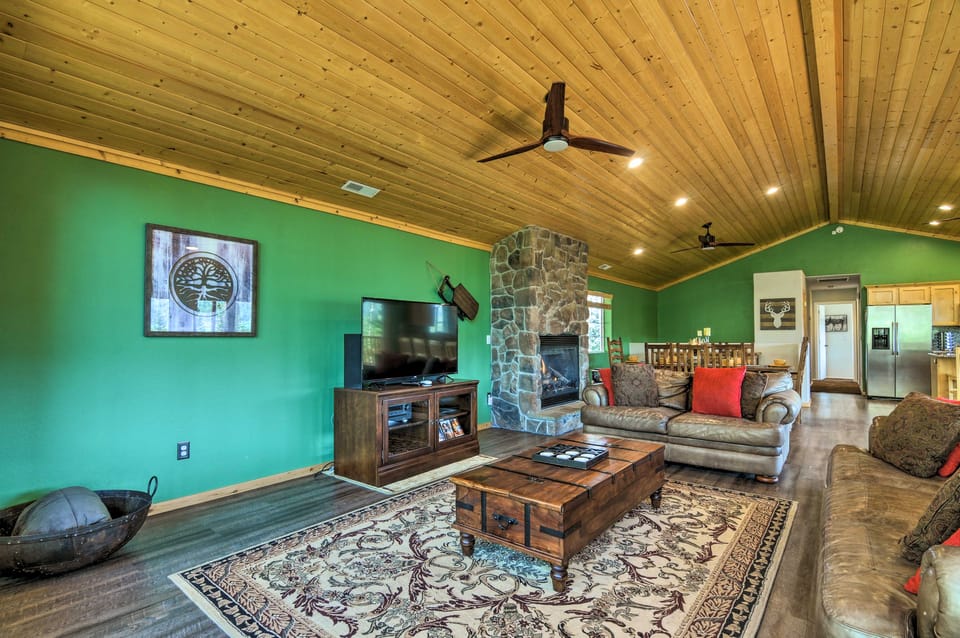 < 1 Mi to Brian Head Resort: Mtn-View Gem w/ Deck House in Brian Head