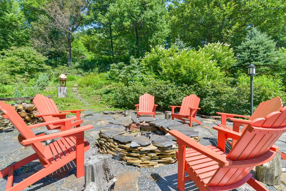 'La Petite Chalet' w/ Blue Ridge Mountain Views! Cottage in Mitchell County