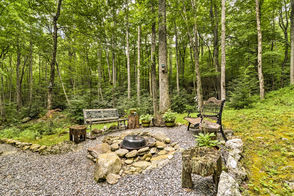 Waterfall On-Site! Hiker’s Base Near Mt Mitchell House in Tennessee