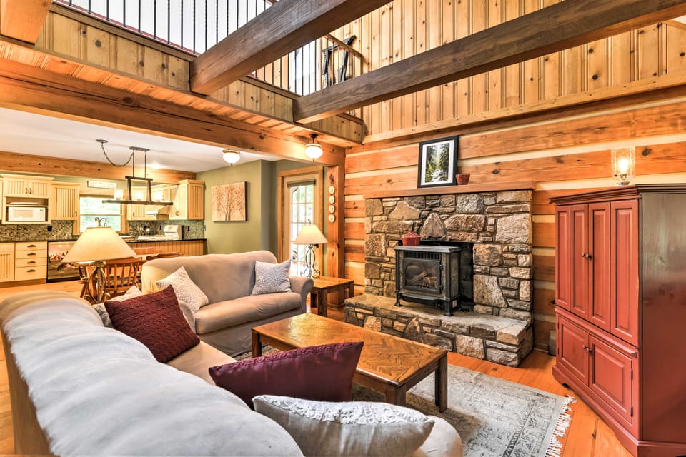 Black Mountain Cabin w/ Screened Porch + Views! House in Buncombe County