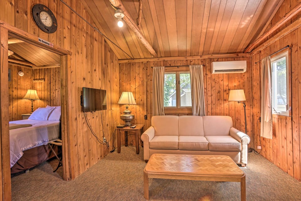 1/2 Mi to Dtwn! Suttons Bay Cottage w/ Fire Pit Cottage in Suttons Bay