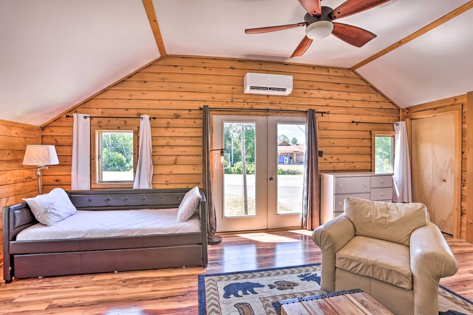 < 1 Mi to Dtwn Suttons Bay! Studio w/ Shared Beach Apartment in Suttons Bay