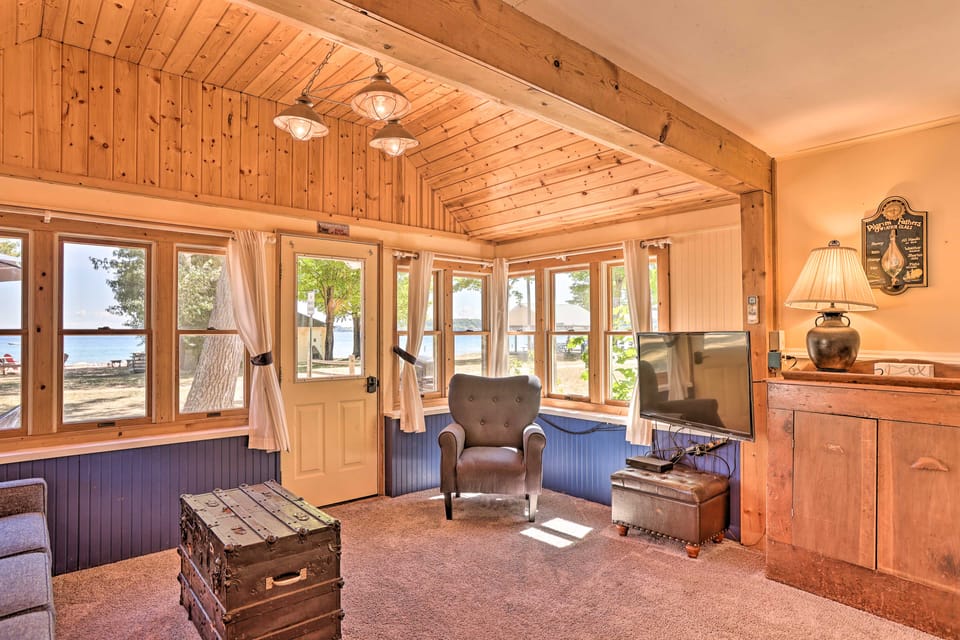 1/2 Mi to Dtwn Suttons Bay! Lakefront Cottage Cottage in Suttons Bay