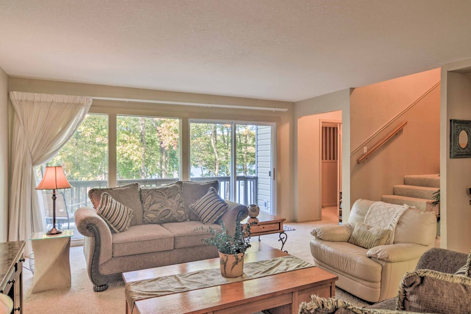 Lakefront Townhome w/ View in Hot Springs Village! Apartment in Garland County