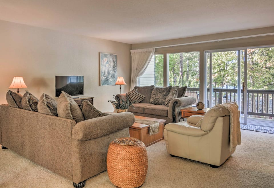 Lakefront Townhome w/ View in Hot Springs Village! Apartment in Garland County