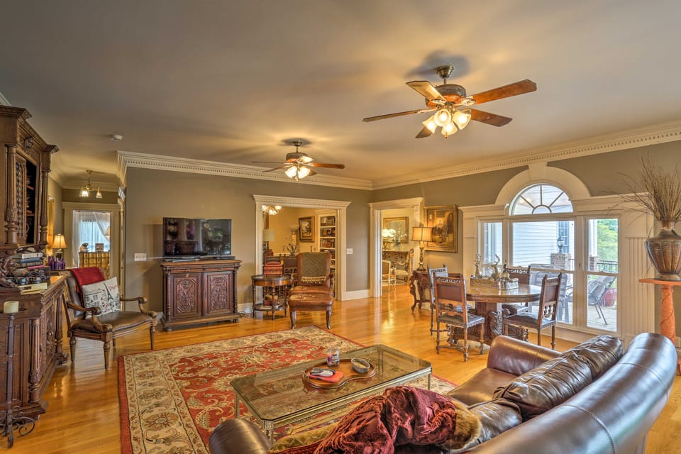 Historic Cedar Hill Mansion on Large Farm w/ Pool! House in Tennessee