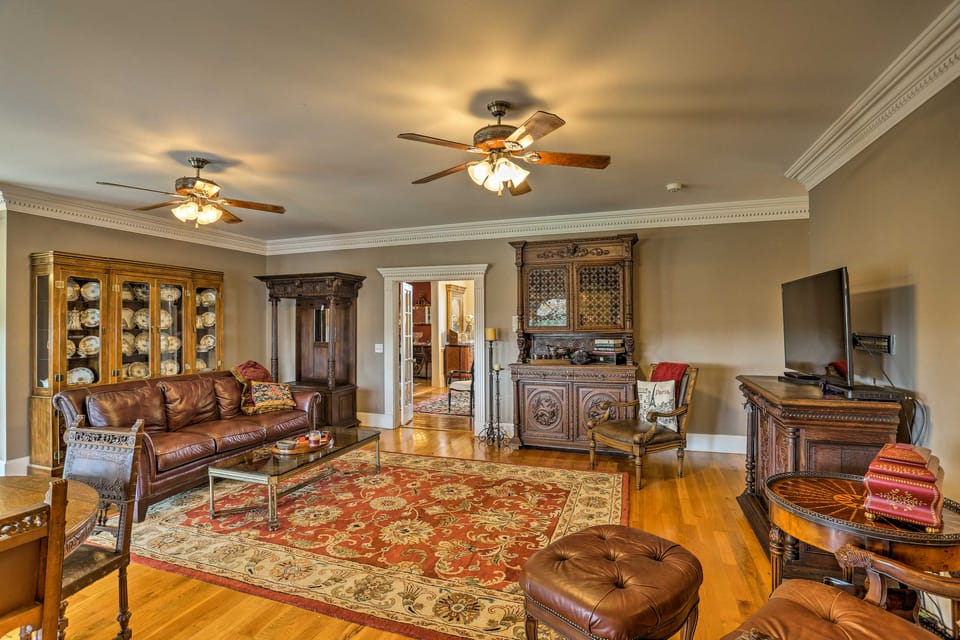 Historic Cedar Hill Mansion on Large Farm w/ Pool! House in Tennessee