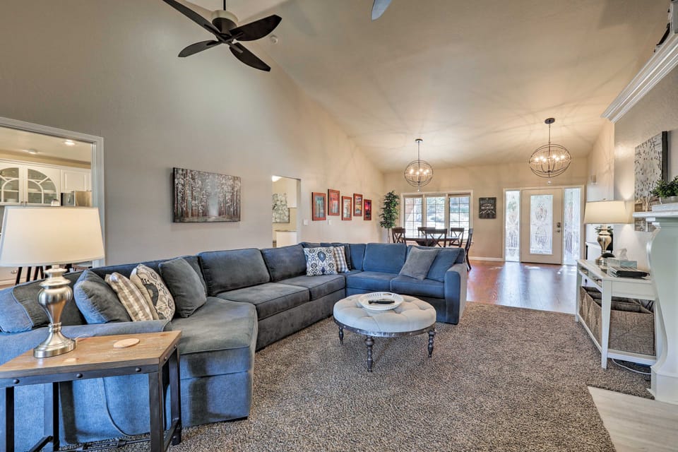 Upscale Flagstaff Home w/ Hot Tub & Mountain Views House in Flagstaff