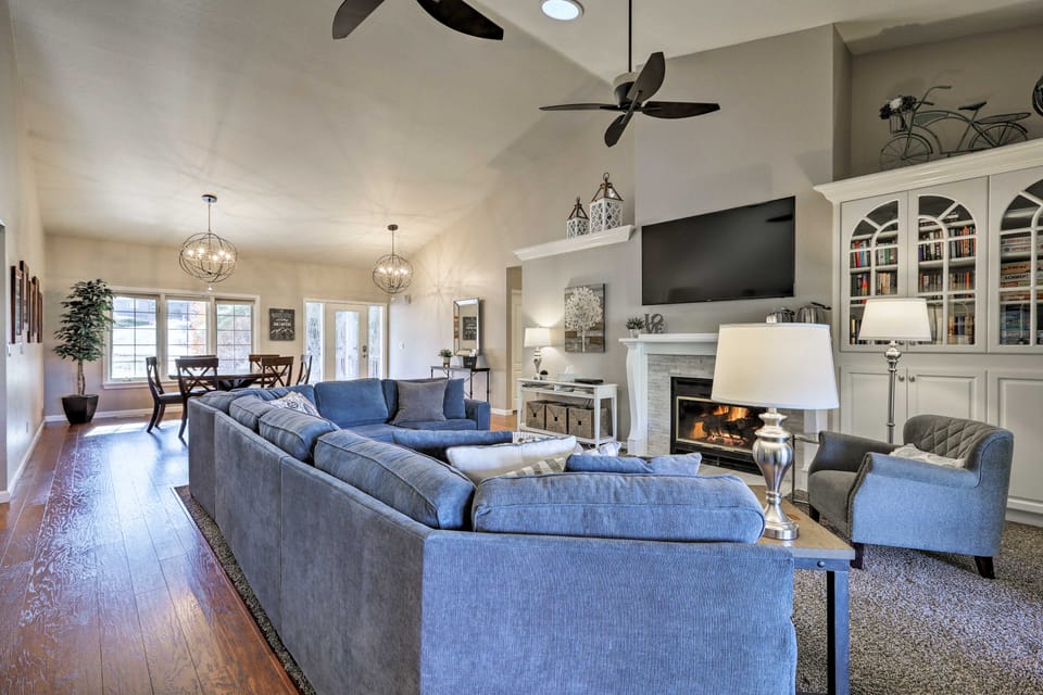 Upscale Flagstaff Home w/ Hot Tub & Mountain Views House in Flagstaff
