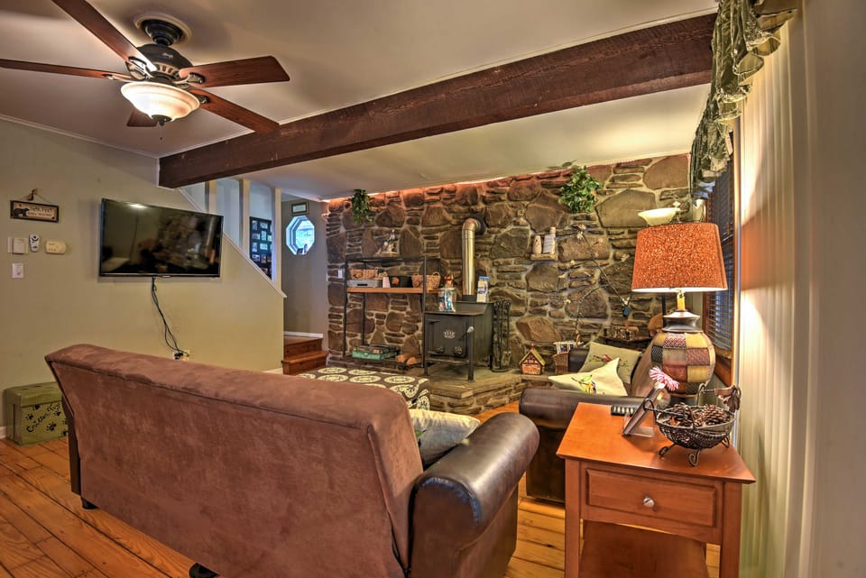 1 Mi to Lake Wallenpaupack: Pocono Mountain Home! House in Lake Wallenpaupack