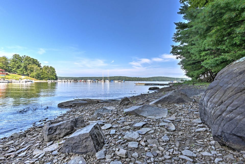 1 Mi to Lake Wallenpaupack: Pocono Mountain Home! House in Lake Wallenpaupack