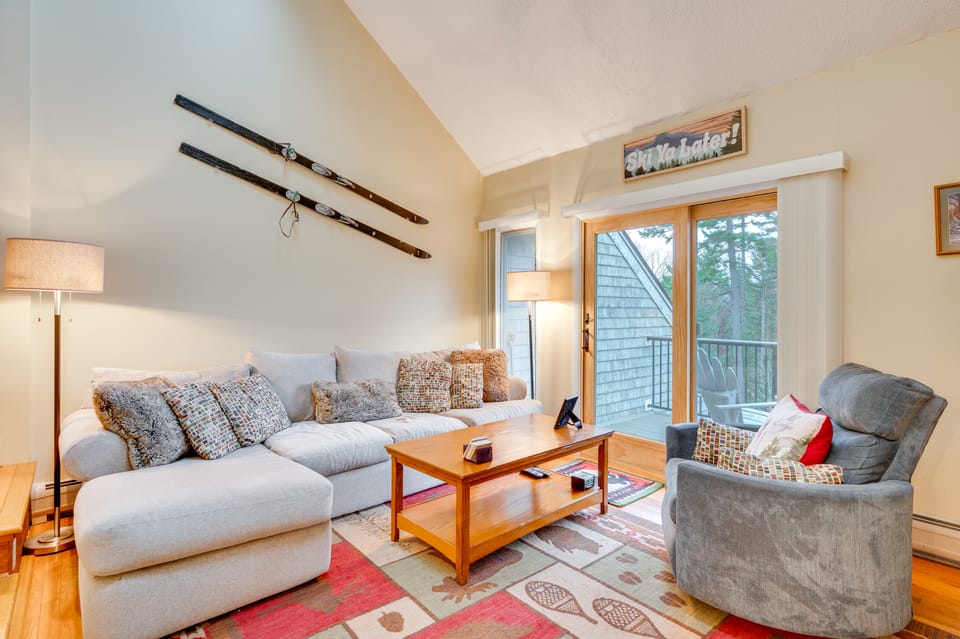 Cozy Bretton Woods Ski-In/Ski-Out Condo w/ Deck! Apartment in Carroll