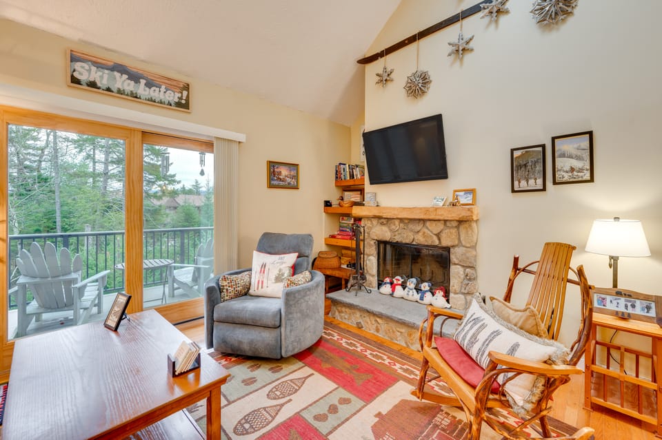Cozy Bretton Woods Ski-In/Ski-Out Condo w/ Deck! Apartment in Carroll
