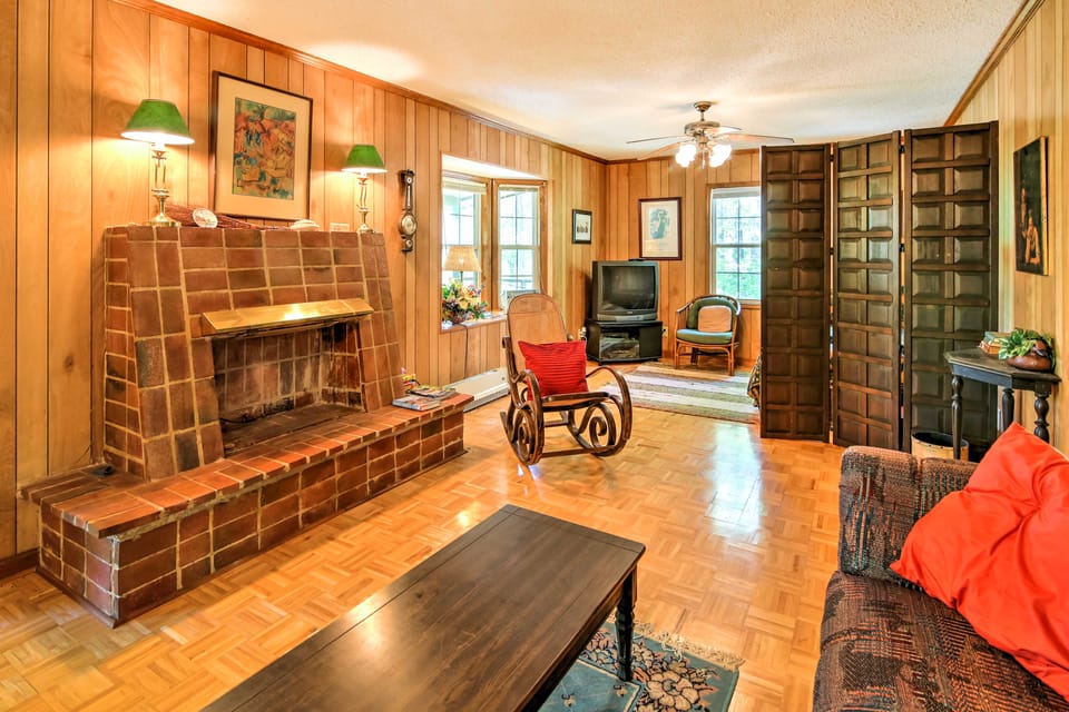 Mountain Rest Cottage w/ Gas Fireplace! Cottage in South Carolina