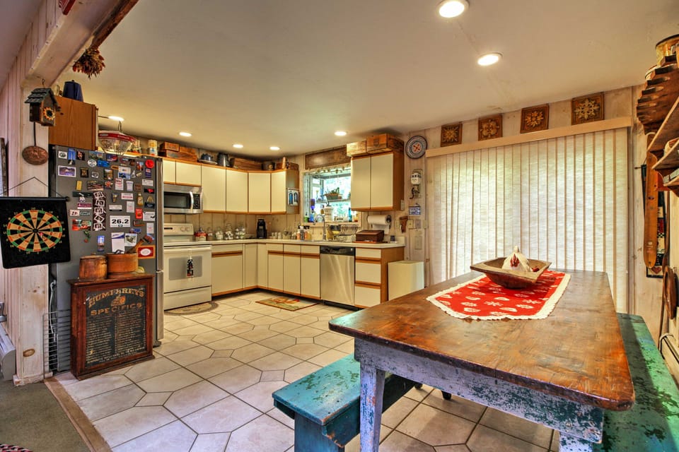 West Dover Vacation Rental w/ Hot Tub Near Mt Snow House in West Dover
