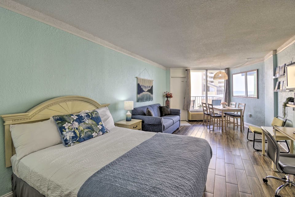Ocean Views & Resort Amenities: Myrtle Beach Condo Apartment in Myrtle Beach