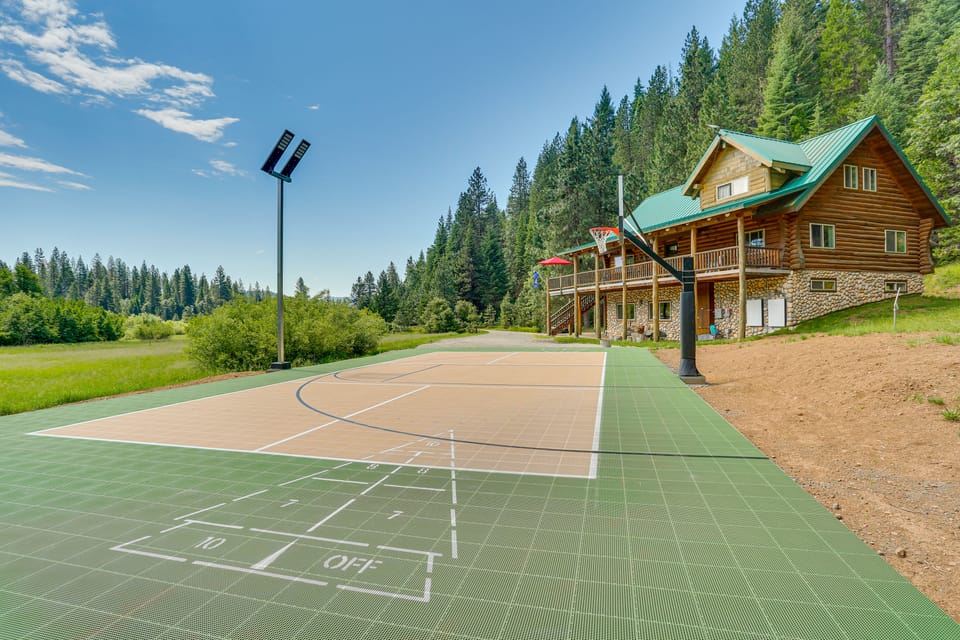 13 Mi to Mt Shasta: Log Home on 60 Acres! House in California