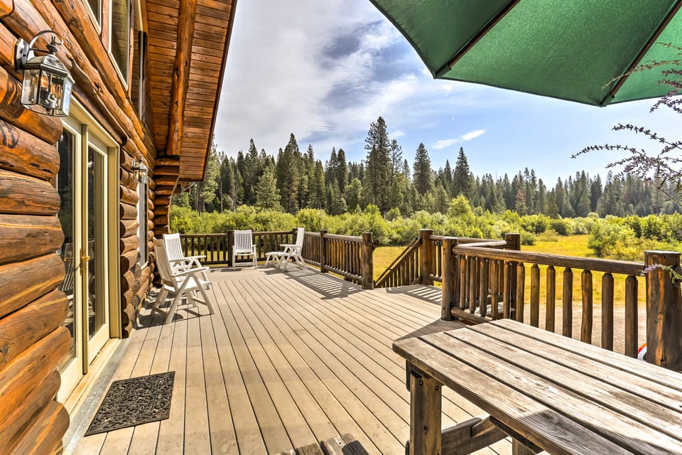 13 Mi to Mt Shasta: Log Home on 60 Acres! House in California