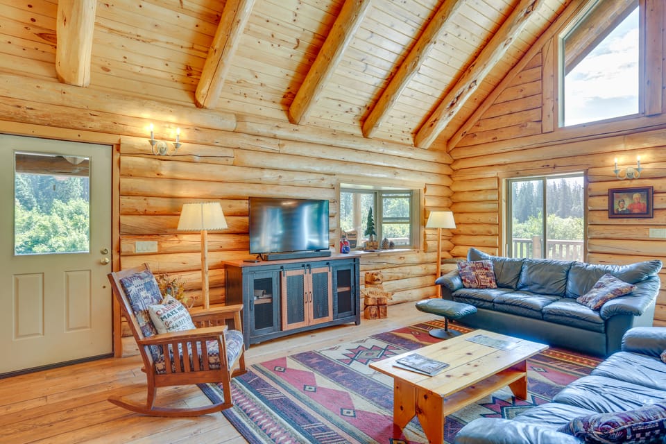 13 Mi to Mt Shasta: Log Home on 60 Acres! House in California