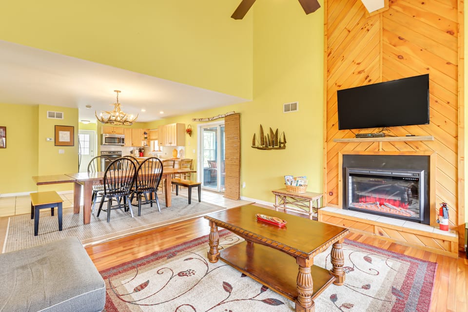 Pocono Retreat: Access to Community Lake & Beach! House in Tunkhannock Township