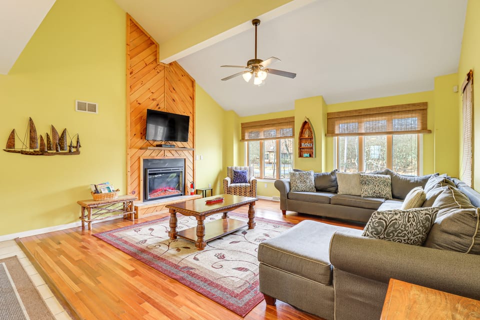 Pocono Retreat: Access to Community Lake & Beach! House in Tunkhannock Township