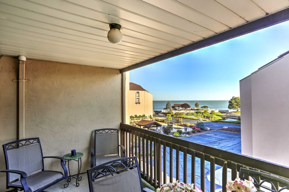 Waterfront Port Clinton Condo w/ Pool Access! Apartment in Port Clinton