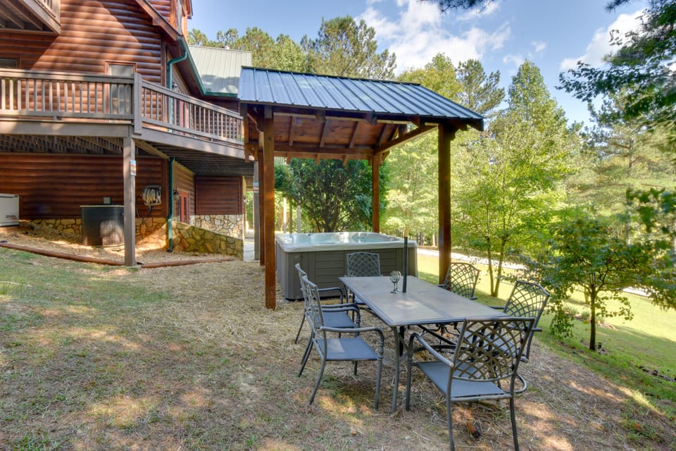 Hot Tub, Game Tables & Mtn Views: Ellijay Cabin House in Georgia