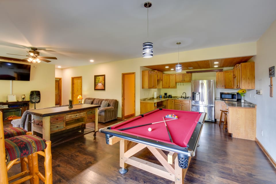 Hot Tub, Game Tables & Mtn Views: Ellijay Cabin House in Georgia