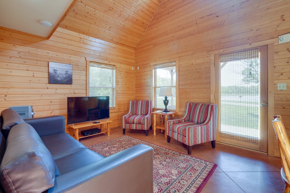 Cozy Columbia Cabin w/ Shared Lake Dock! House in Missouri