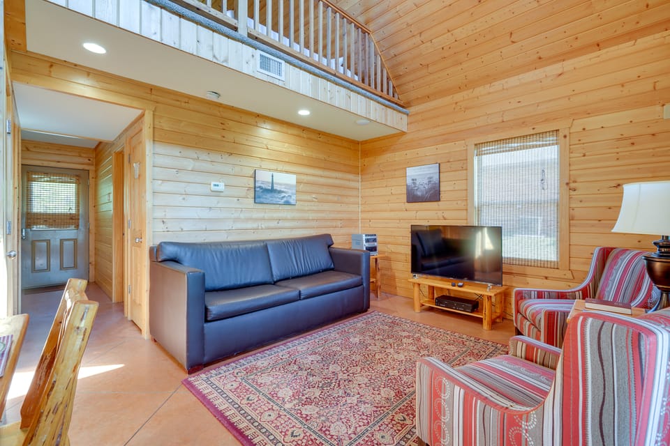 Cozy Columbia Cabin w/ Shared Lake Dock! House in Missouri