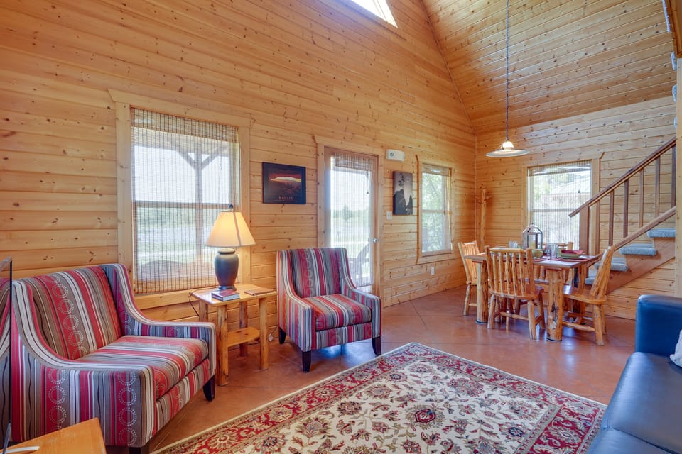 Lakefront Columbia Cabin w/ Porch & Shared Dock House in Missouri