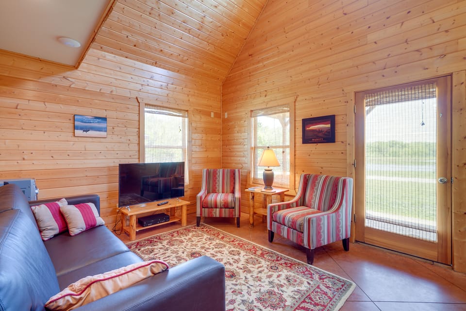 Lakefront Columbia Cabin w/ Porch & Shared Dock House in Missouri