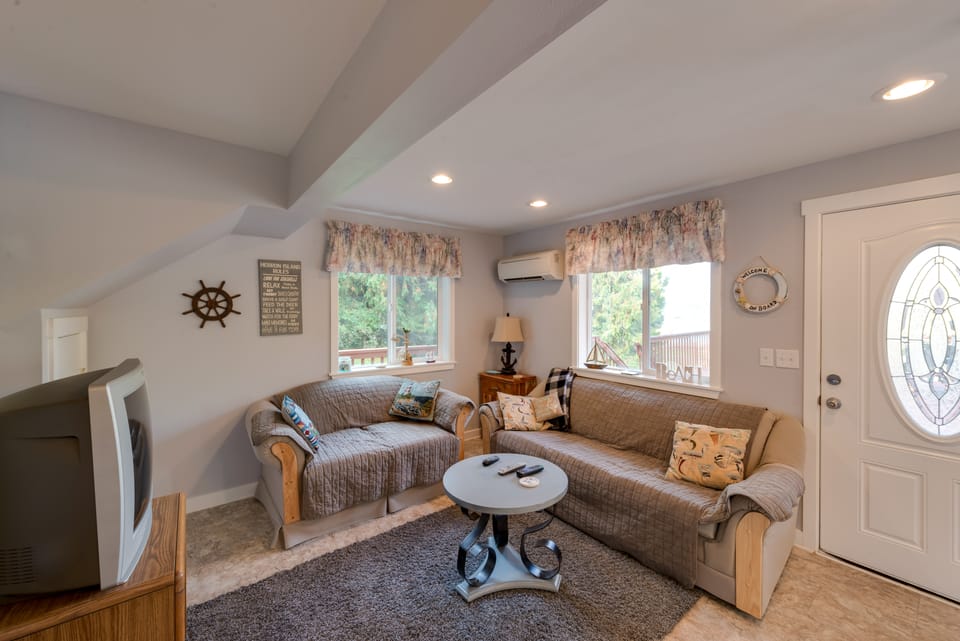 Herron Island Cabin w/ Deck: Walk to Beach! House in Herron Island