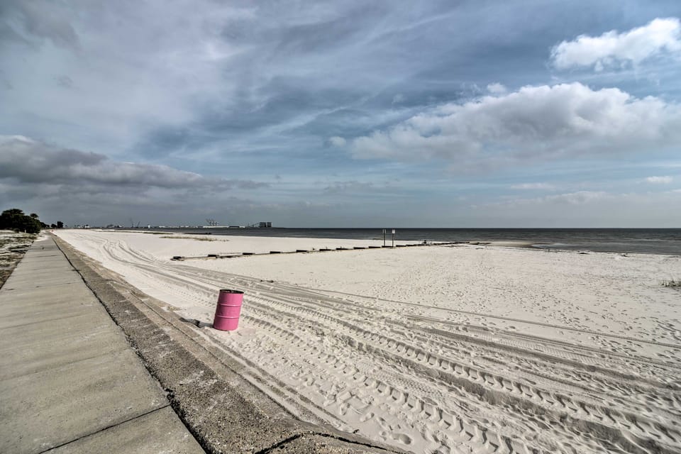 Gulfport Condo w/ Private Balcony - Walk to Beach! Apartment in Gulfport