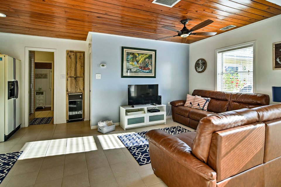 Steps to Beach, Cabana: Indian Shores Cottage Cottage in Indian Shores