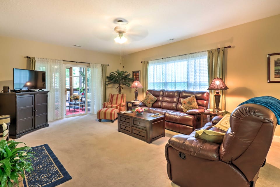 Condo on Kingwood Golf Course ~ 3 Mi to Main St! Apartment in Georgia