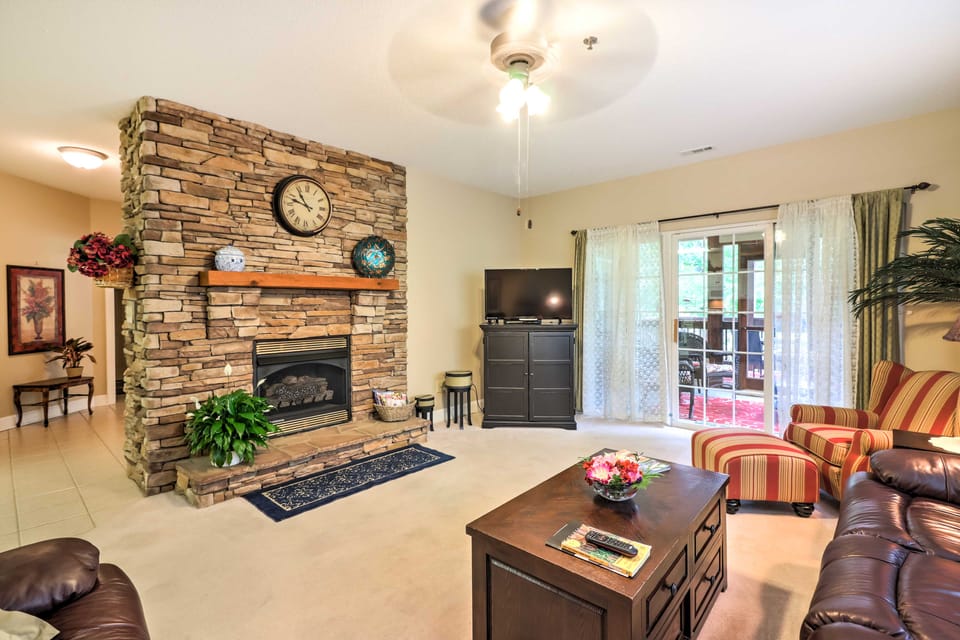 Condo on Kingwood Golf Course ~ 3 Mi to Main St! Apartment in Georgia