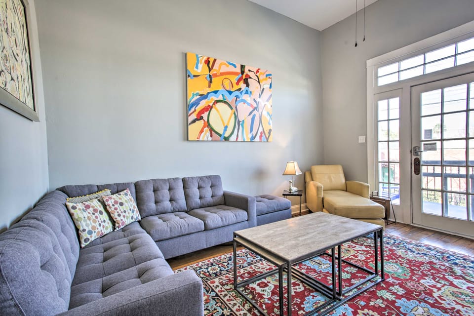 Uptown NOLA Apt on Magazine Street w/ Backyard! Apartment in New Orleans