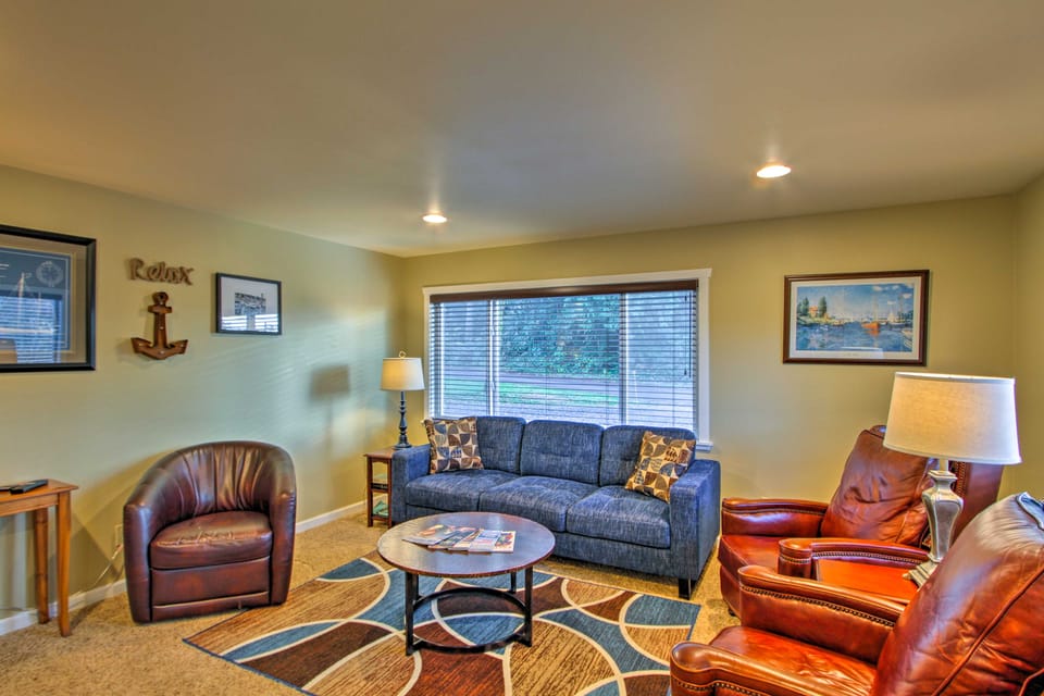 Peacock Hill Retreat on 1 Acre, 1 Mi to Harbor House in Gig Harbor