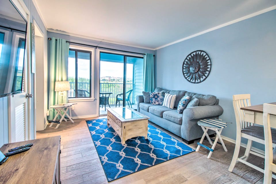 Resort Amenities & Beach Access: Hilton Head Condo Apartment in Hilton Head Island