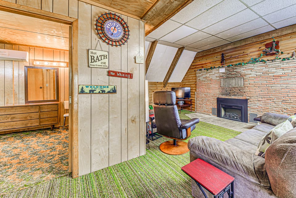 Woodsy Ruidoso Cabin w/ Scenic Porch & Mtn Views House in Ruidoso