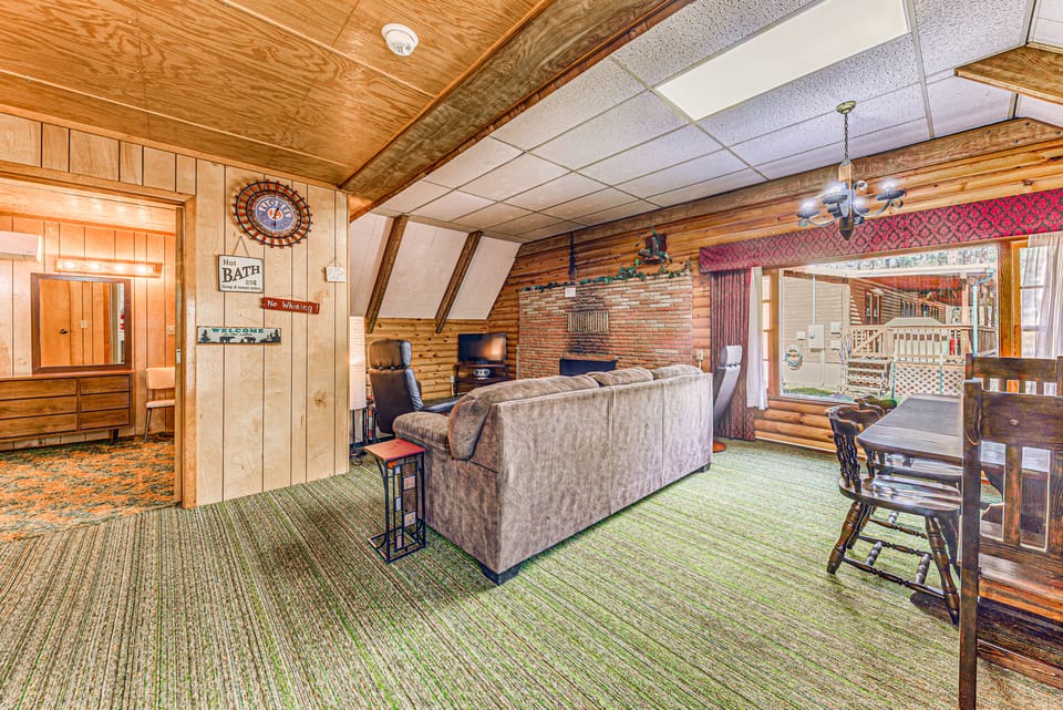 Woodsy Ruidoso Cabin w/ Scenic Porch & Mtn Views House in Ruidoso