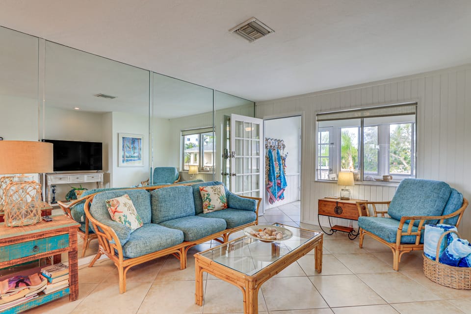 1/2 Mi to Beach! Siesta Key Home w/ Lanai Apartment in Florida